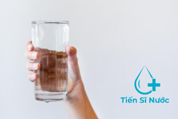Tiêu thụ ít nhất từ 2 lít nước mỗi ngày Tiêu thụ ít nhất từ 2 lít nước mỗi ngày