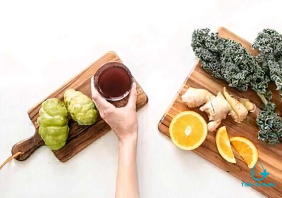 Nước ép trái nhàu cam Nước ép trái nhàu cam