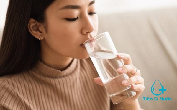 Uống nước chậm rãi, nuốt từng ngụm Uống nước chậm rãi, nuốt từng ngụm