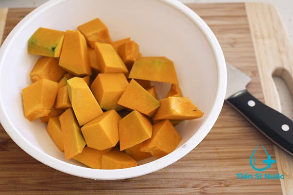 Bí đỏ mua về, bạn gọt bỏ vỏ và hạt rồi cắt thành miếng nhỏ Bí đỏ mua về, bạn gọt bỏ vỏ và hạt rồi cắt thành miếng nhỏ