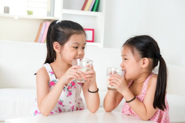 trẻ em có nên uống nước ion kiềm