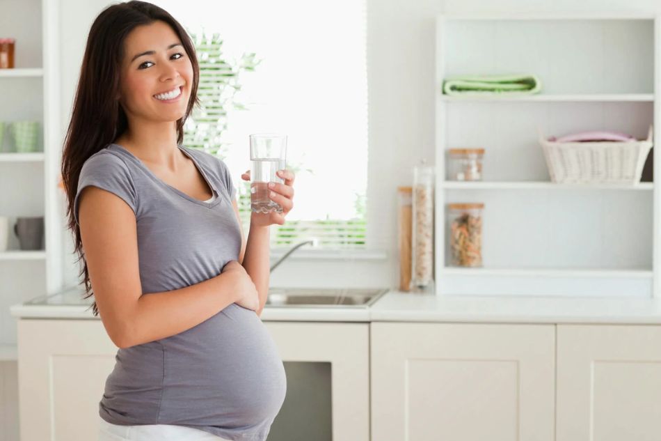 Bà bầu uống nước điện giải cung cấp dưỡng chất cho thai nhi mỗi ngày