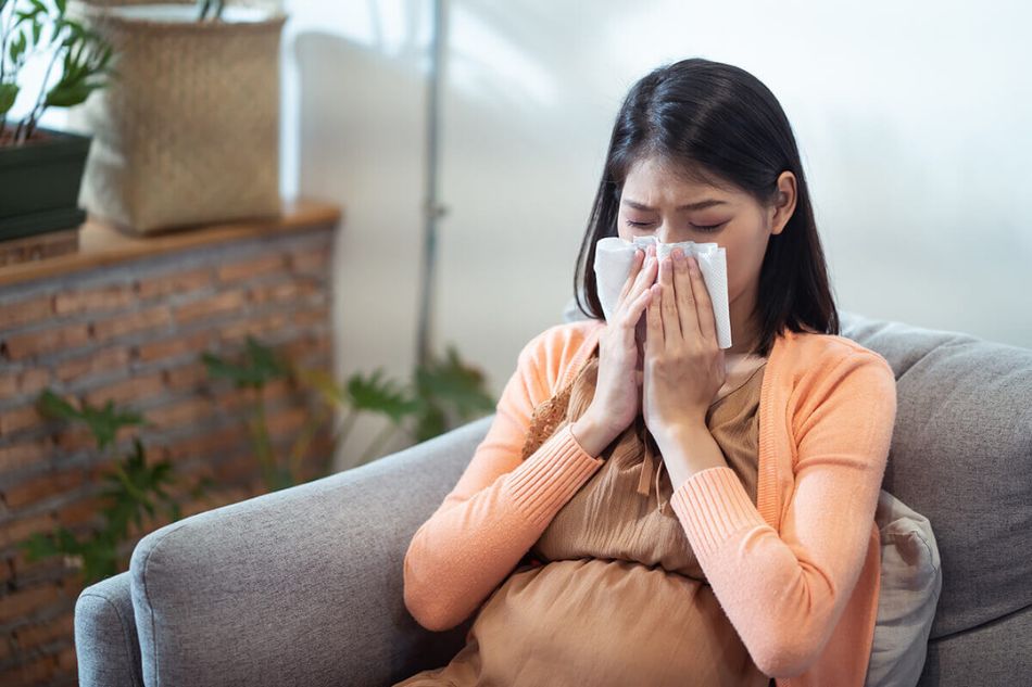 Khi bị sốt bà bầu uống nước điện giải được không?
