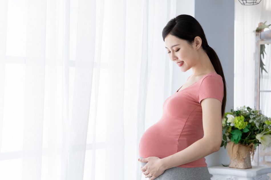 Bà bầu uống nước điện giải hạn chế tóc khô xơ dễ rụng