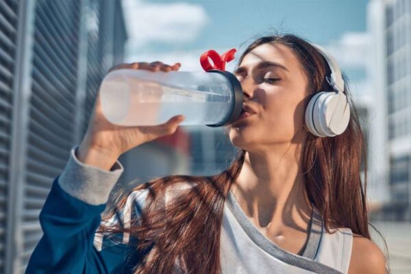 uống nước bù điện giải nhiều có tốt không