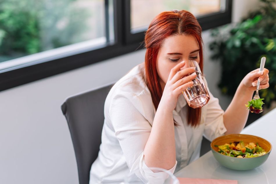 Vừa ăn vừa uống nước có thể gây tăng cân nhanh chóng