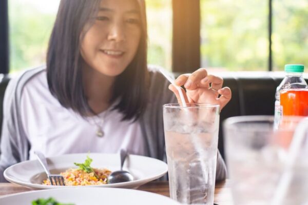 vừa ăn vừa uống nước