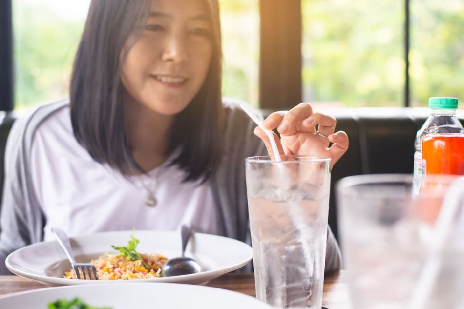 vừa ăn vừa uống nước