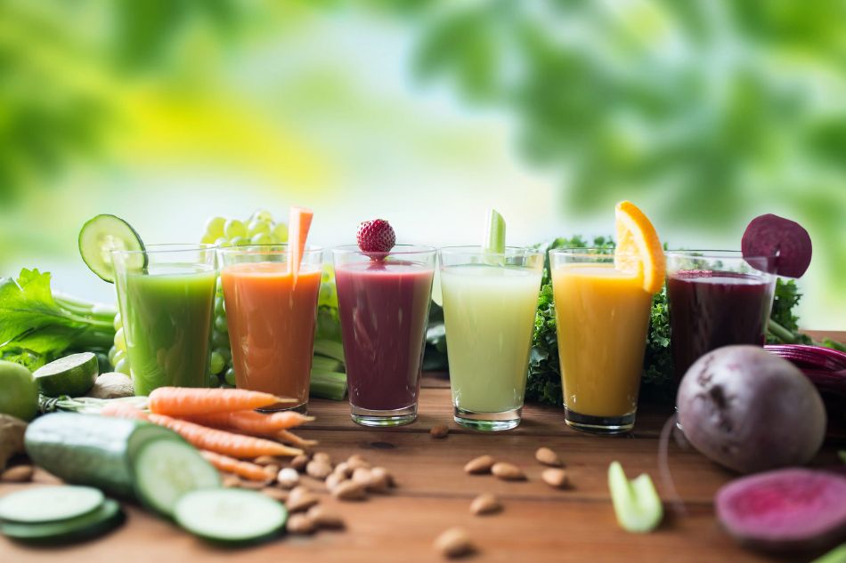 Đồ uống healthy được chế biến từ các loại rau củ, trái cây tươi Đồ uống healthy được chế biến từ các loại rau củ, trái cây tươi