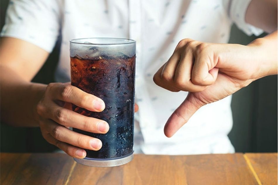 Uống quá nhiều nước ngọt có thể gây hại cho sức khỏe lâu dài Uống quá nhiều nước ngọt có thể gây hại cho sức khỏe lâu dài