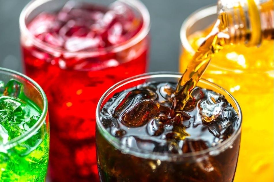Nước có ga gây đầy bụng và khó chịu khi uống vào buổi sáng Nước có ga gây đầy bụng và khó chịu khi uống vào buổi sáng