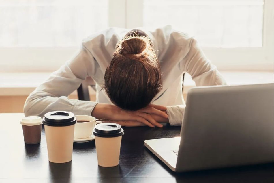 Uống cà phê quá nhiều có thể cảm thấy lo lắng, mệt mỏi và bồn chồn Uống cà phê quá nhiều có thể cảm thấy lo lắng, mệt mỏi và bồn chồn