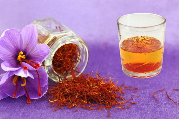 có nên uống nhụy hoa nghệ tây mỗi ngày