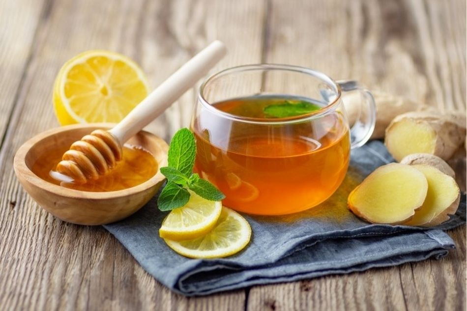 Mật ong pha nước ấm làm dịu cổ họng, kháng viêm và hỗ trợ giảm ho Mật ong pha nước ấm làm dịu cổ họng, kháng viêm và hỗ trợ giảm ho