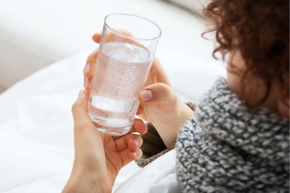 Uống nước ấm giúp làm dịu cổ họng, giảm cảm giác khô rát và hỗ trợ giữ ẩm vùng họng Uống nước ấm giúp làm dịu cổ họng, giảm cảm giác khô rát và hỗ trợ giữ ẩm vùng họng