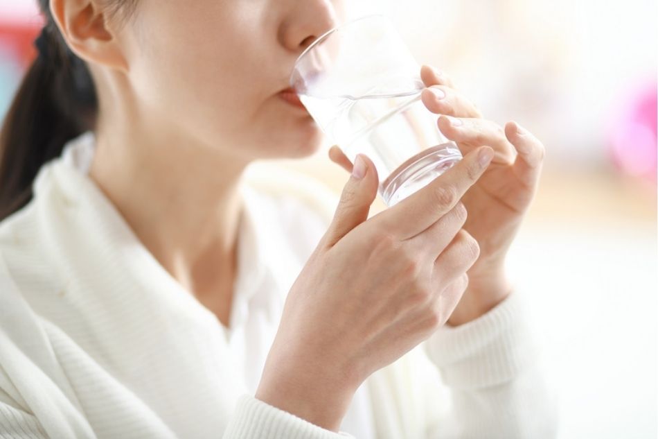 Nước ấm giúp làm dịu niêm mạc và giảm trào ngược hiệu quả Nước ấm giúp làm dịu niêm mạc và giảm trào ngược hiệu quả