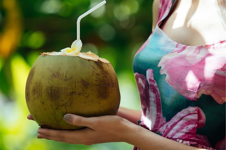 Nước dừa tươi giúp trung hòa axit và bổ sung điện giải tự nhiên Nước dừa tươi giúp trung hòa axit và bổ sung điện giải tự nhiên