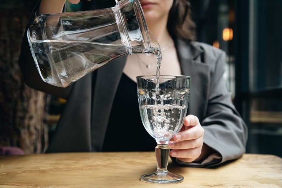 Mặc dù nước rất quan trọng, nhưng uống quá nhiều có thể gây hại Mặc dù nước rất quan trọng, nhưng uống quá nhiều có thể gây hại
