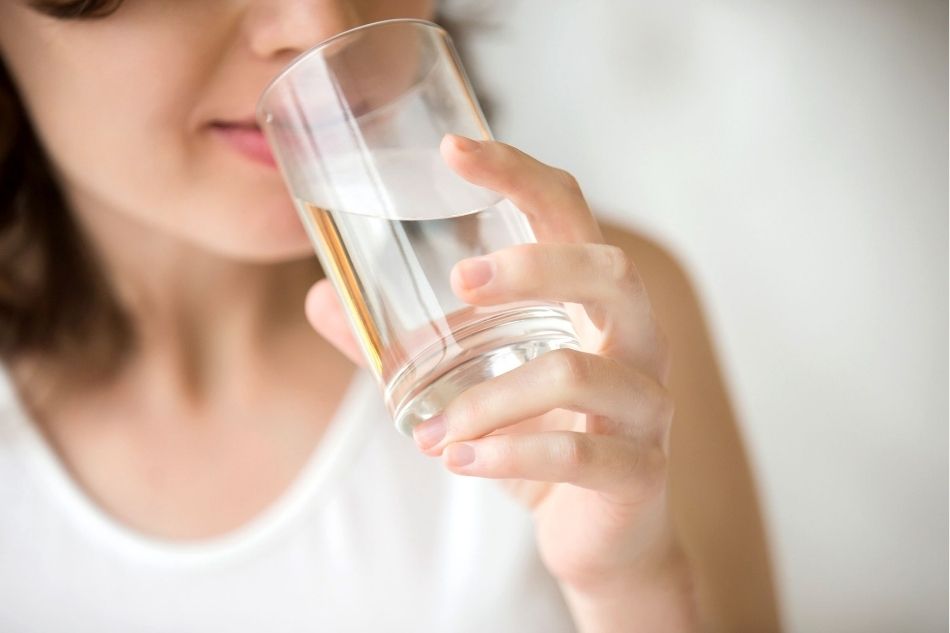 Nước giúp tiết nước bọt, bảo vệ khoang miệng và ngăn ngừa vi khuẩn gây hại Nước giúp tiết nước bọt, bảo vệ khoang miệng và ngăn ngừa vi khuẩn gây hại
